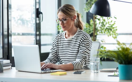 Woman in front of a laptop